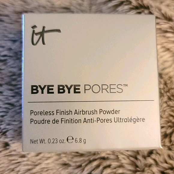 it cosmetics Other - 👋 Bye Bye Pores Loose Fitting Airbrush Powder